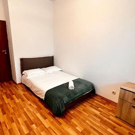 Otopeni Airport Apartment With Private Garden エクステリア 写真