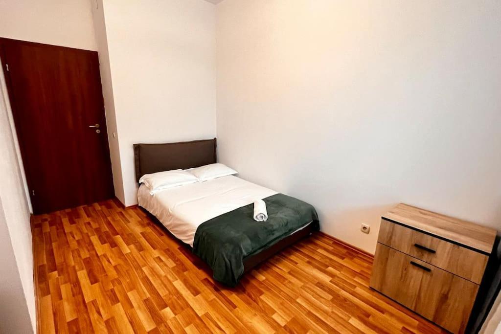 Otopeni Airport Apartment With Private Garden エクステリア 写真