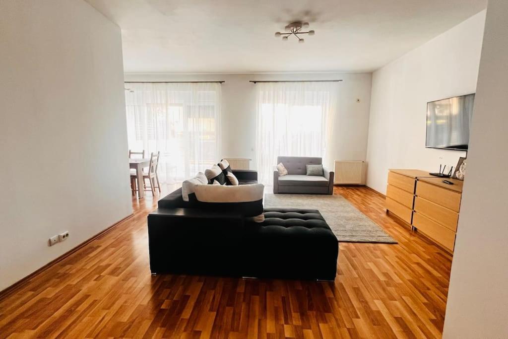 Otopeni Airport Apartment With Private Garden エクステリア 写真