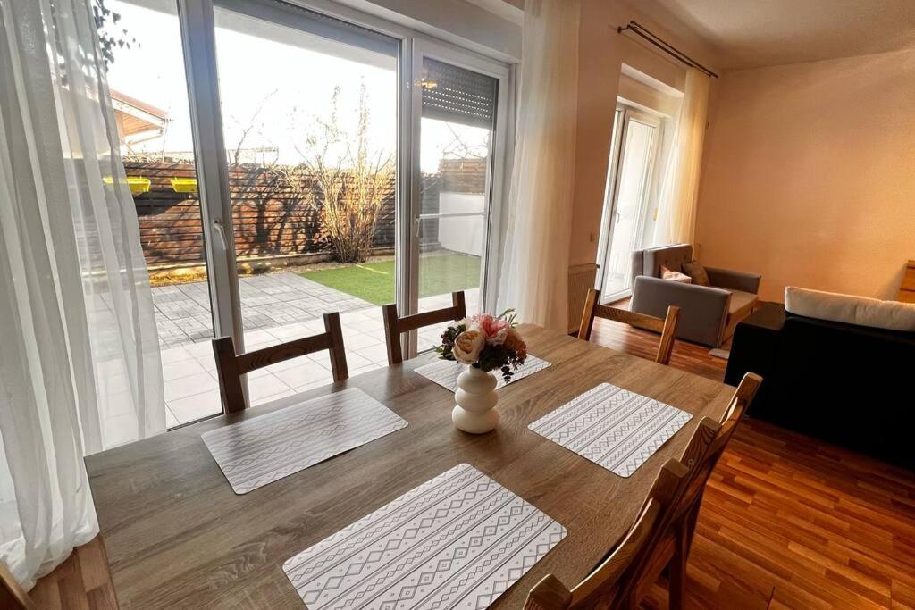Otopeni Airport Apartment With Private Garden エクステリア 写真