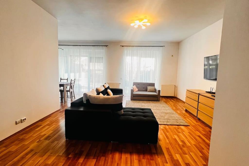 Otopeni Airport Apartment With Private Garden エクステリア 写真