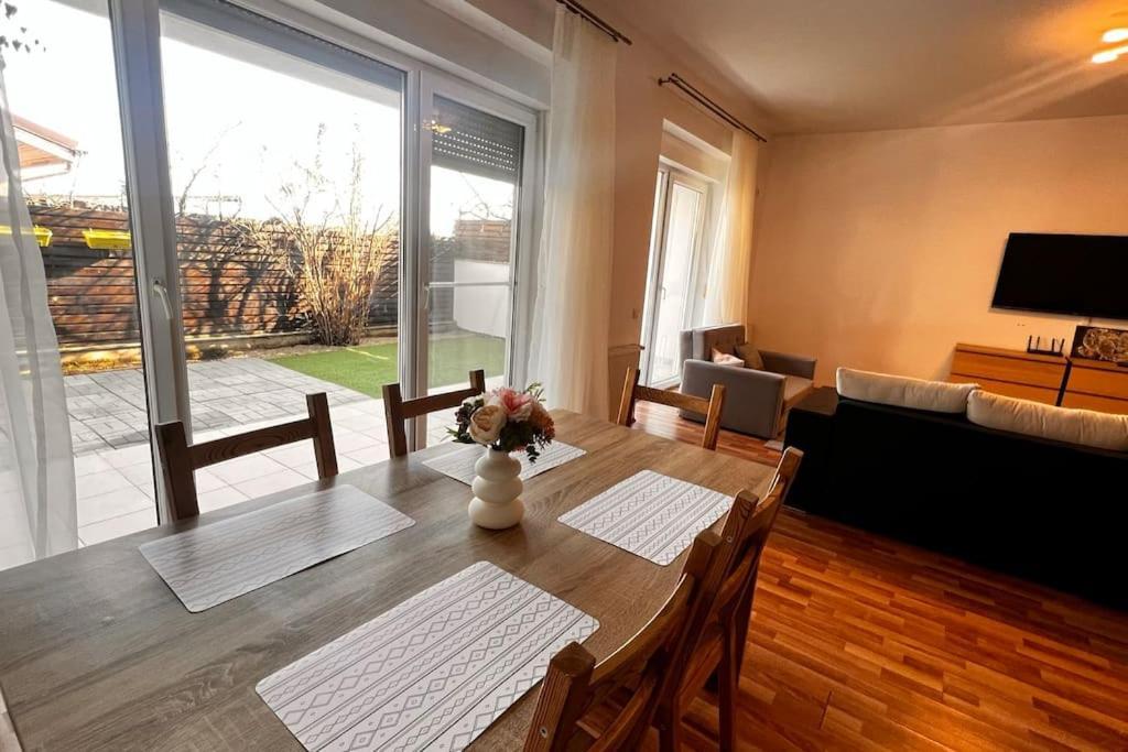 Otopeni Airport Apartment With Private Garden エクステリア 写真