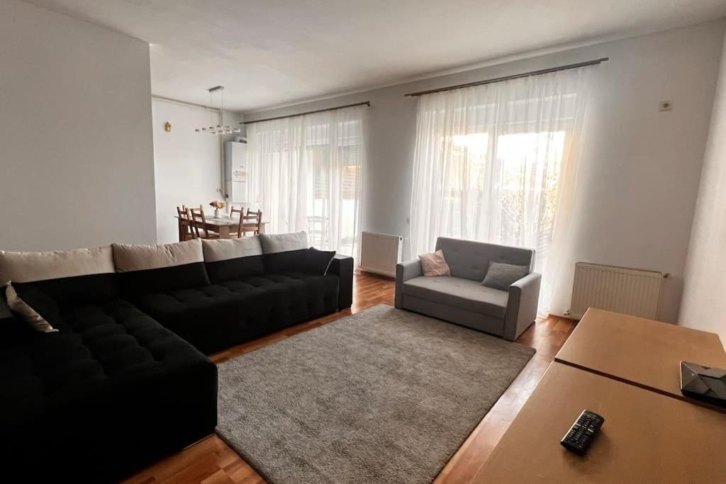 Otopeni Airport Apartment With Private Garden エクステリア 写真