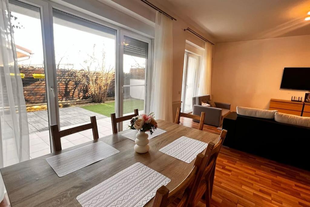 Otopeni Airport Apartment With Private Garden エクステリア 写真