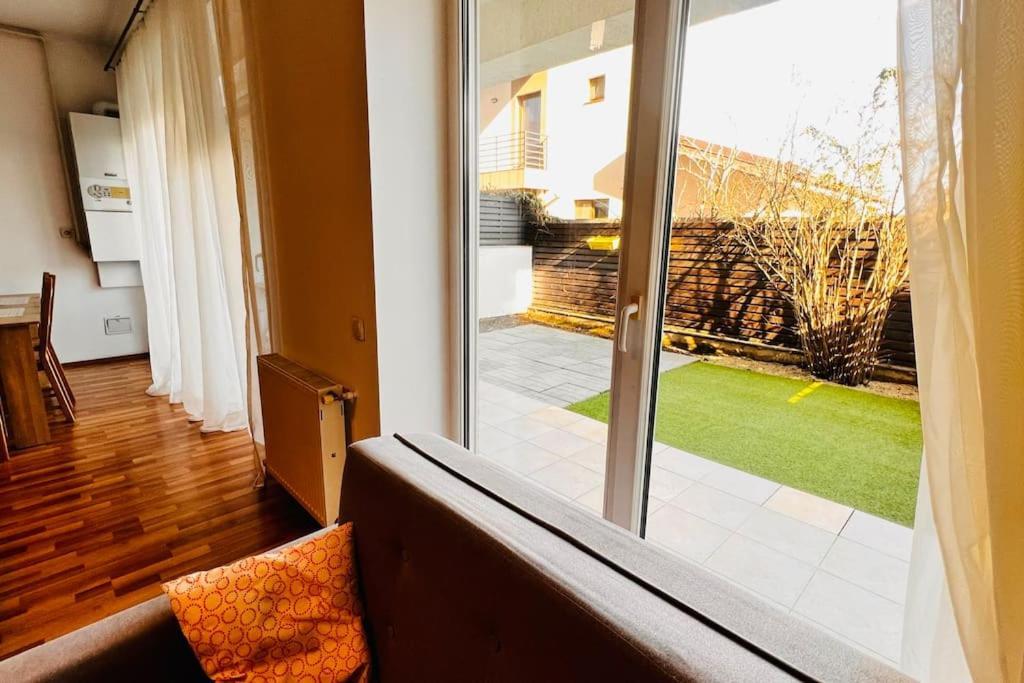 Otopeni Airport Apartment With Private Garden エクステリア 写真