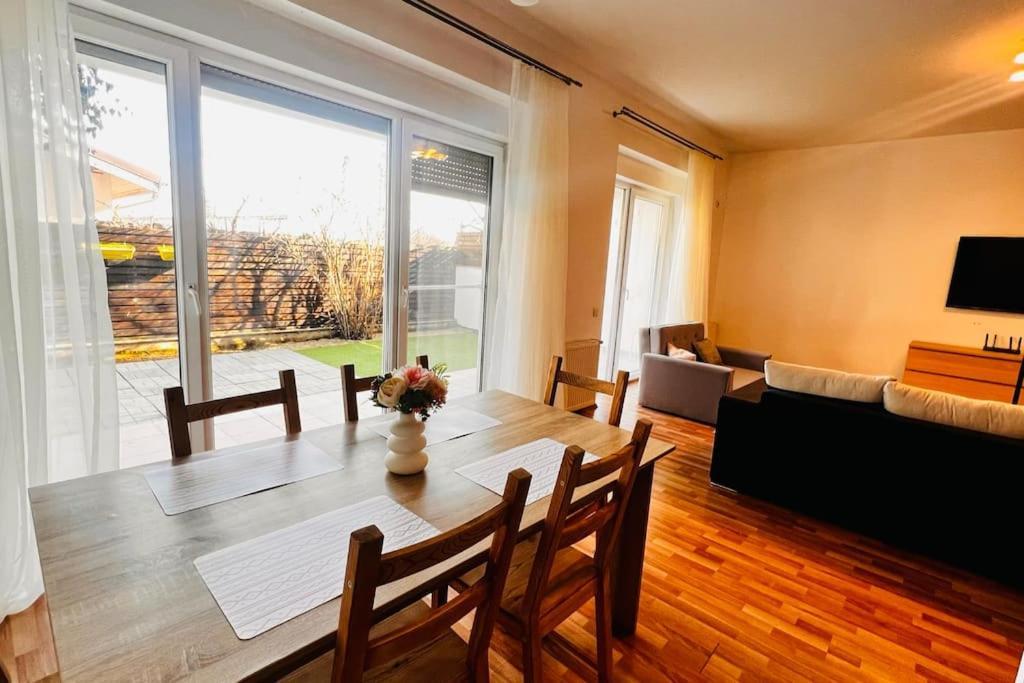 Otopeni Airport Apartment With Private Garden エクステリア 写真